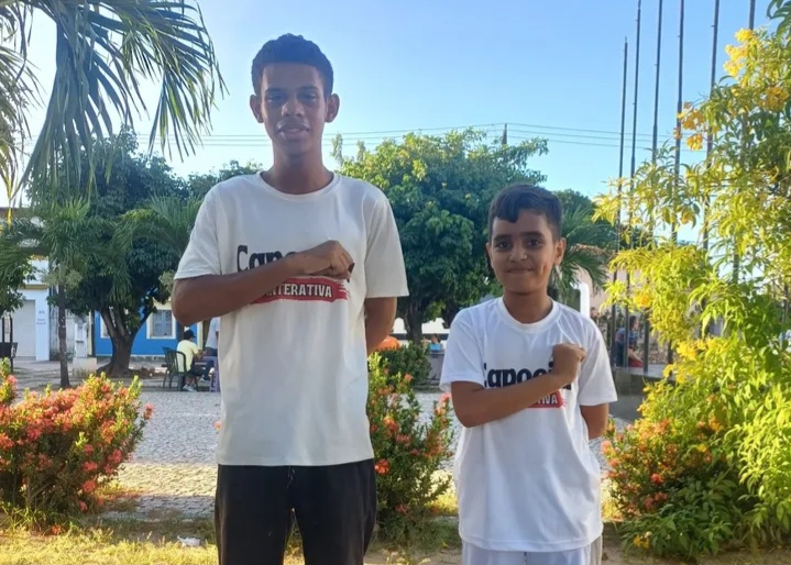 Jovens capoeiristas estreiam na roda da Matriz com inspiração e atitude.